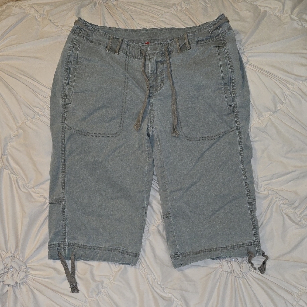 The North Face Sage Green Vintage Fatigues Cargo Capri Shorts Size 2